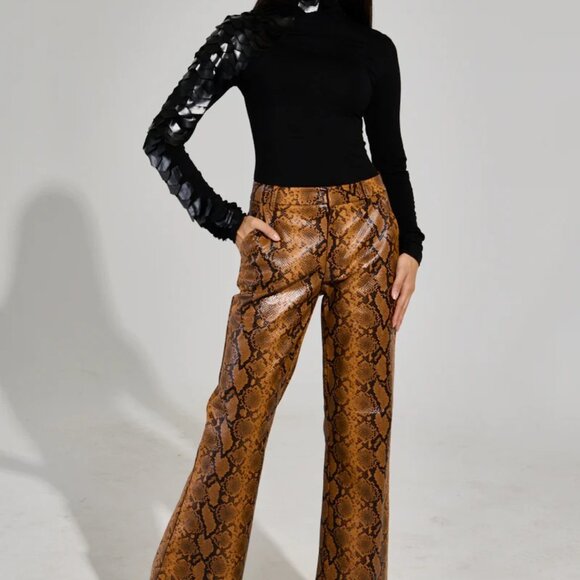 AKIRA NASTASIA SCALE TOP, BLACK SIZE LARGE - Picture 2 of 7